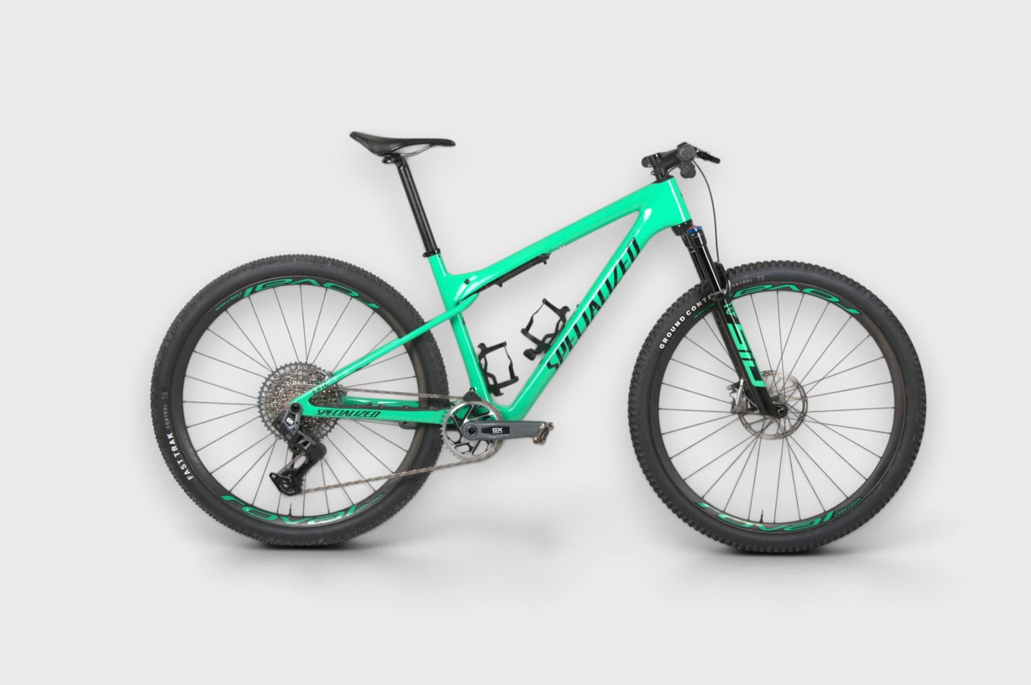 Specialized Epic World Cup Expert 2024 — tweedehands mountainbike, maat L, gloss electric green / forest green pearl — studiofoto Berg en Baan
