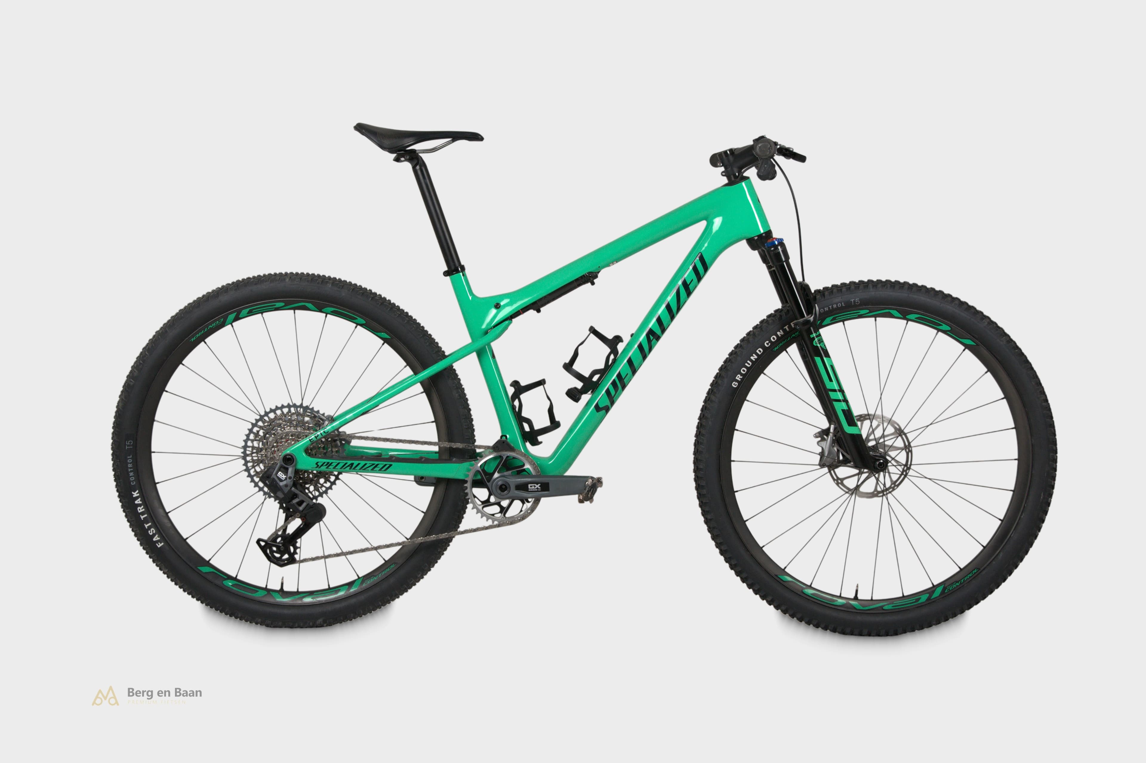 Specialized Epic World Cup Expert 2024 — second-hand mountain bike, size L, gloss electric green / forest green pearl — studio photo Berg en Baan