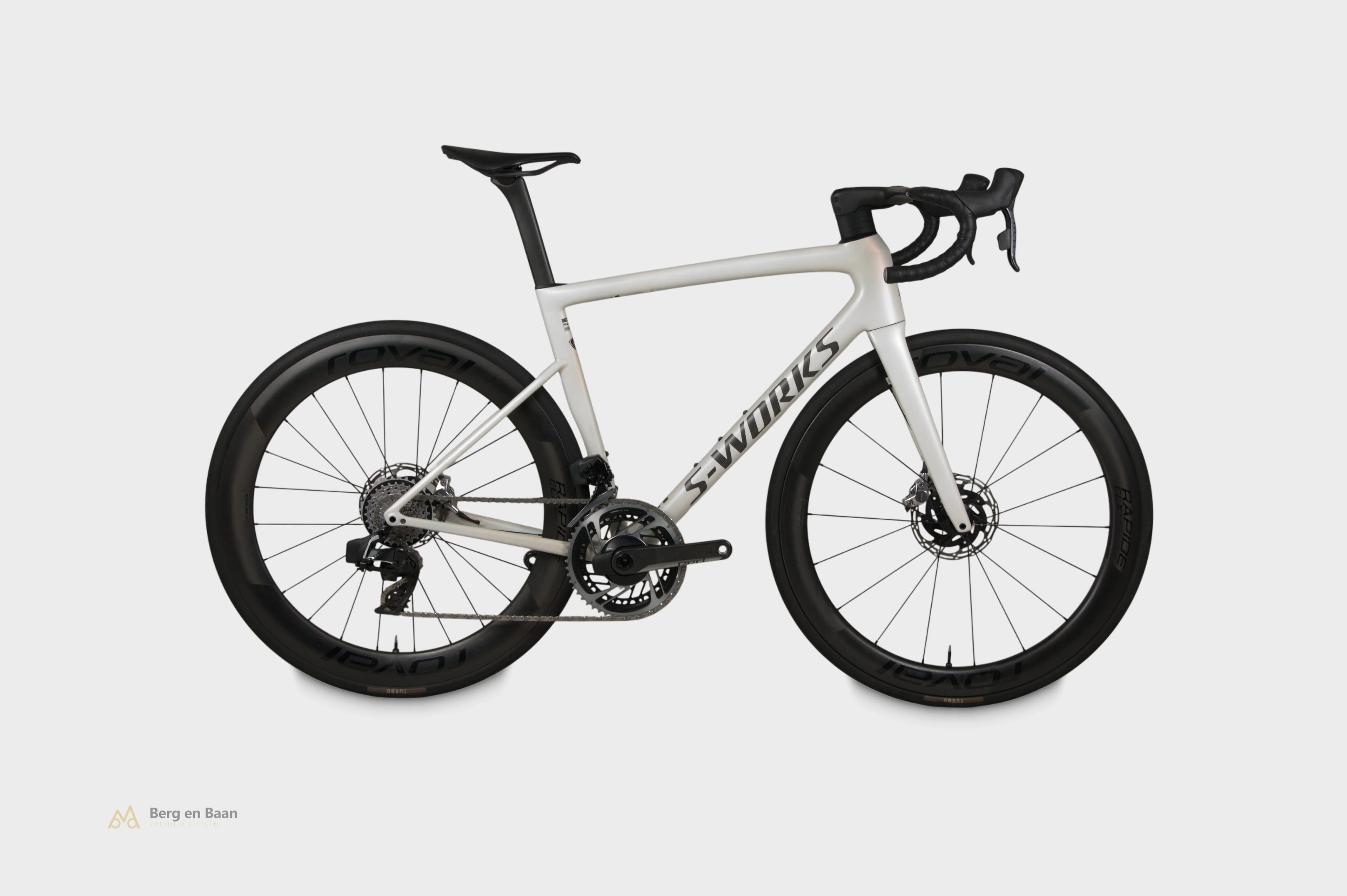 Specialized S-Works Tarmac SL8 2024 — second-hand road bike, size 56cm, satin fog tint / green ghost pearl / red ghost pearl fade — studio photo Berg en Baan