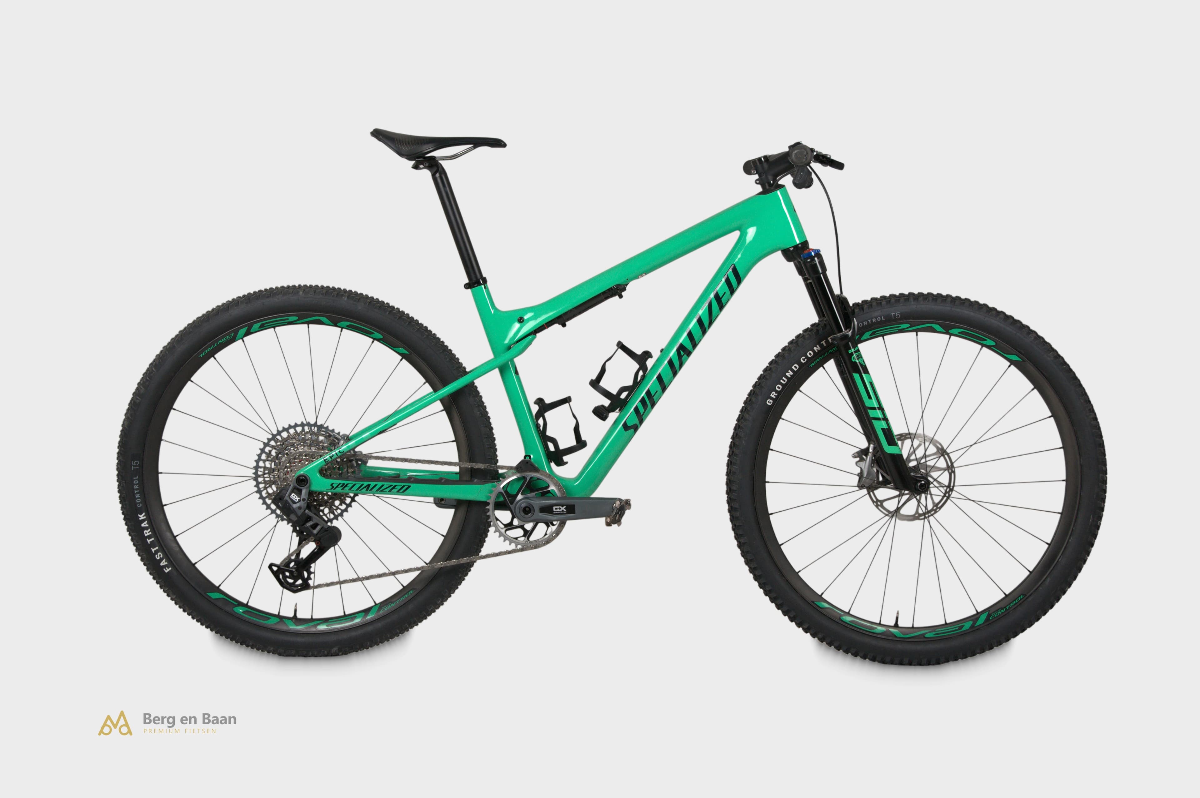 Specialized Epic World Cup Expert 2024 — premium pre-owned mountainbike, maat L, gloss electric green / forest green pearl — studiofoto Berg en Baan