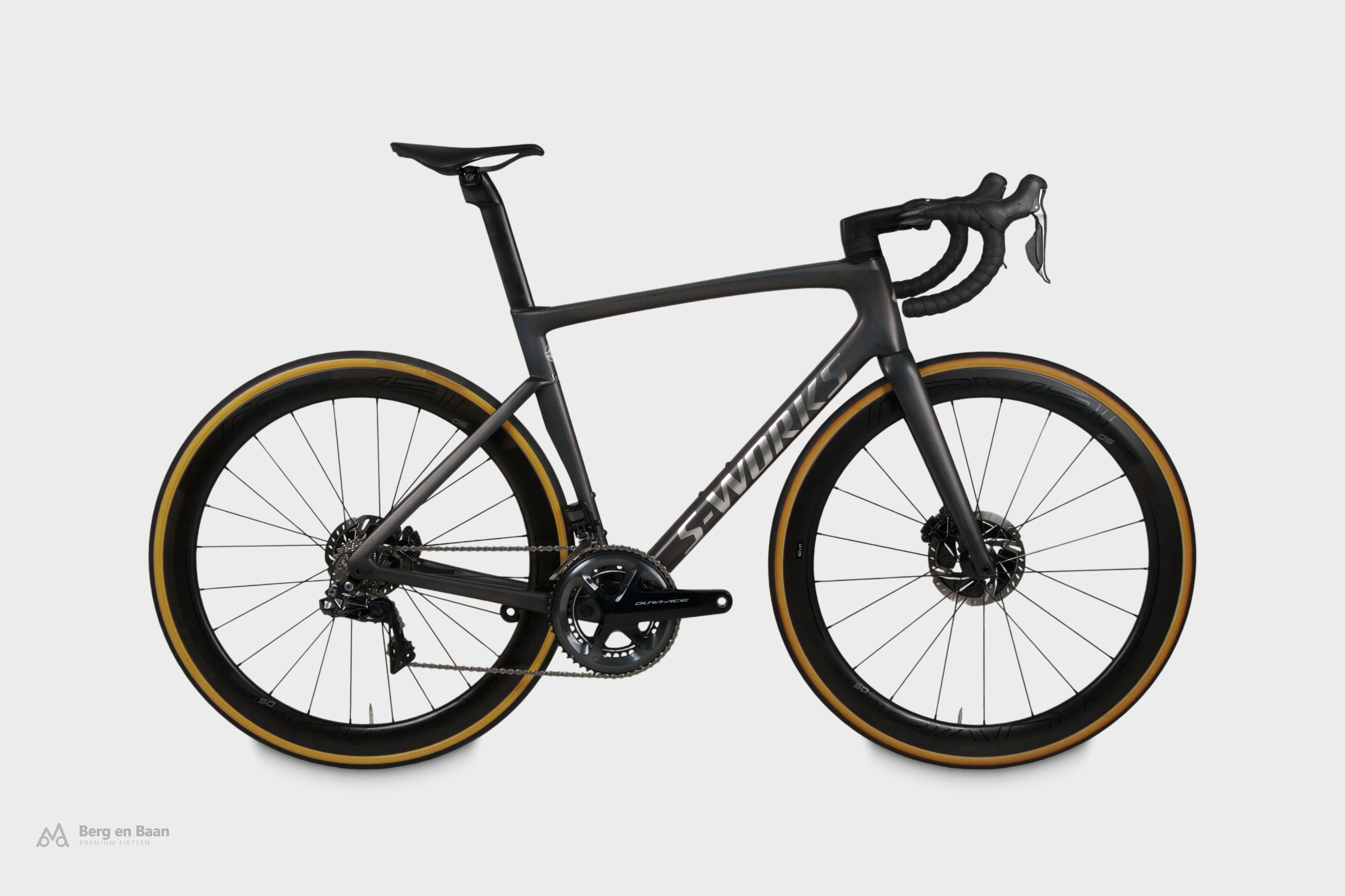 Specialized S-Works Tarmac SL7 2022 — premium pre-owned road bike, size 56 cm, satin carbon / spectraflair tint / gloss brushed chrome — studio photo Berg en Baan